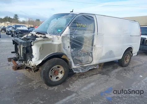 2015 Chevrolet Express 2500 Work Van z USA, uszkodzony, nr VIN 1GCWGFCFXF1157871